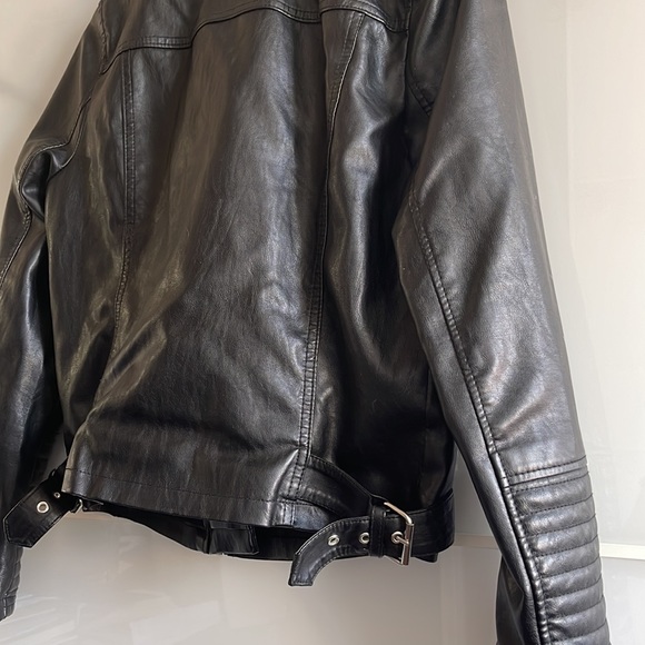 Black top shop Sz 8 faux leather jacket. - Picture 4 of 4